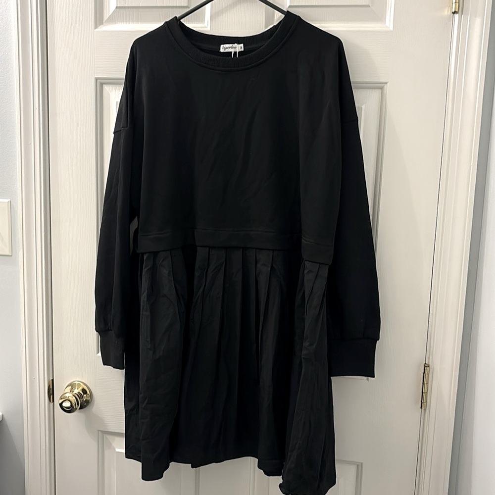 Beautiful BNWT black sweatshirt pleated dress, size M